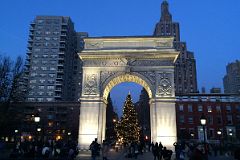 29-2 New York Washington Square Park Washington Arch With Christmas Tree At Night.jpg